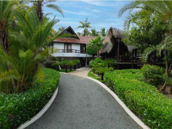 Tropical Elegance With Golf & Lake Views €“