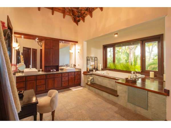 Tropical Elegance With Golf & Lake Views €“
