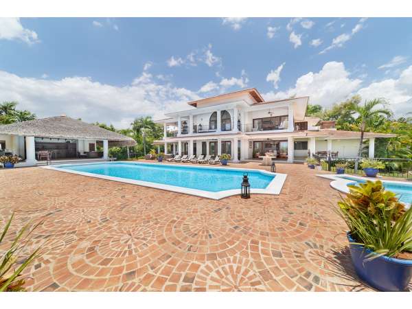 Stunning 6-bedroom Villa For Sale Inâ casa