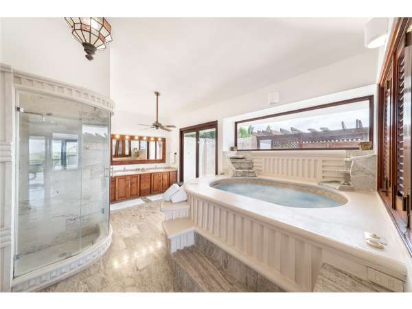 Stunning 6-bedroom Villa For Sale Inâ casa