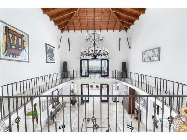 Stunning 6-bedroom Villa For Sale Inâ casa