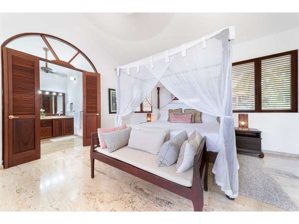 Stunning 6-bedroom Villa For Sale Inâ casa