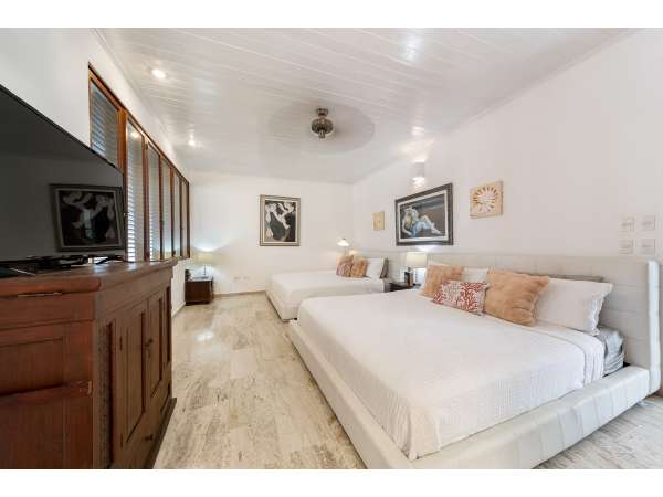 Stunning 6-bedroom Villa For Sale Inâ casa