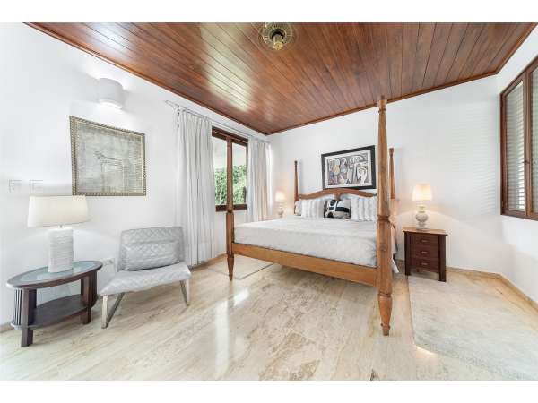 Stunning 6-bedroom Villa For Sale Inâ casa