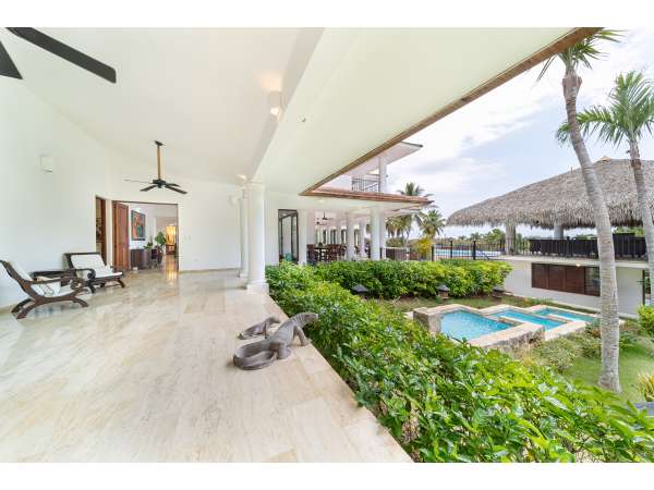 Stunning 6-bedroom Villa For Sale Inâ casa