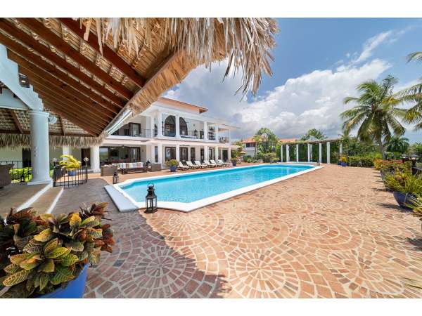 Stunning 6-bedroom Villa For Sale Inâ casa