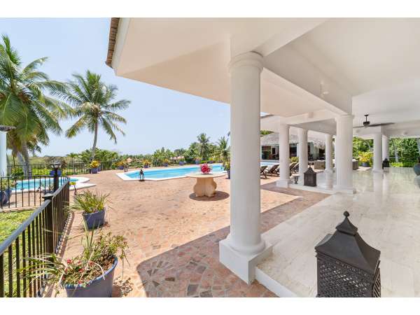 Stunning 6-bedroom Villa For Sale Inâ casa