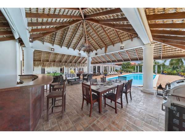 Stunning 6-bedroom Villa For Sale Inâ casa