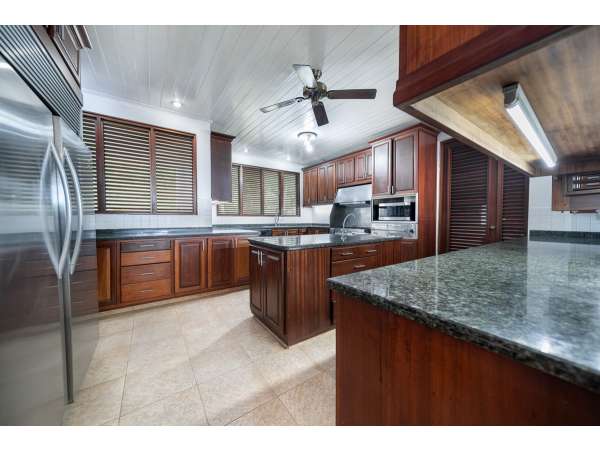 Stunning 6-bedroom Villa For Sale Inâ casa