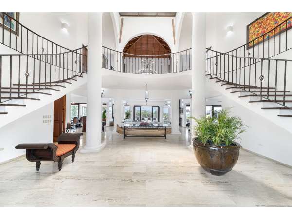 Stunning 6-bedroom Villa For Sale Inâ casa