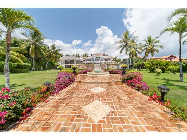 Stunning 6-bedroom Villa For Sale Inâ casa