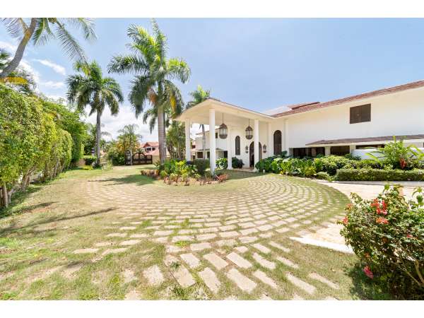 Stunning 6-bedroom Villa For Sale Inâ casa
