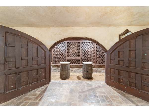 Stunning 6-bedroom Villa For Sale Inâ casa