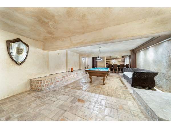 Stunning 6-bedroom Villa For Sale Inâ casa