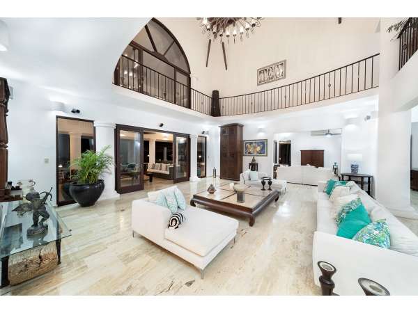 Stunning 6-bedroom Villa For Sale Inâ casa