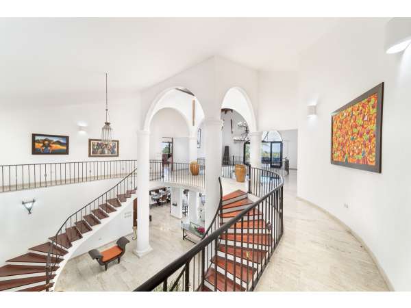 Stunning 6-bedroom Villa For Sale Inâ casa