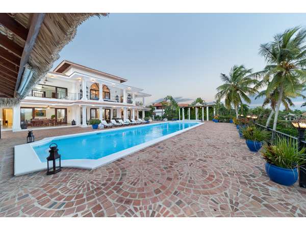 Stunning 6-bedroom Villa For Sale Inâ casa