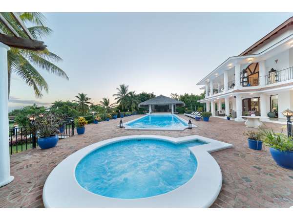 Stunning 6-bedroom Villa For Sale Inâ casa