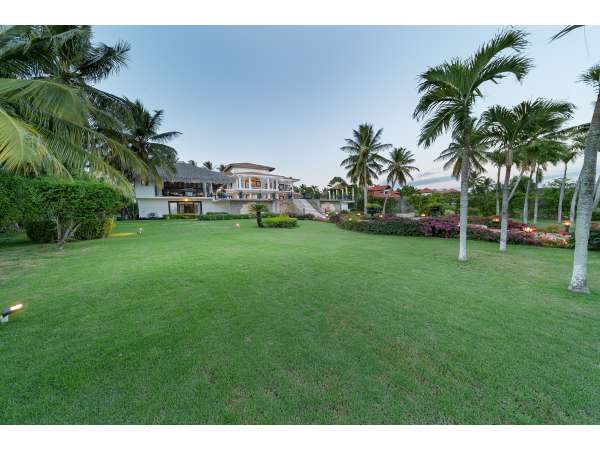 Stunning 6-bedroom Villa For Sale Inâ casa