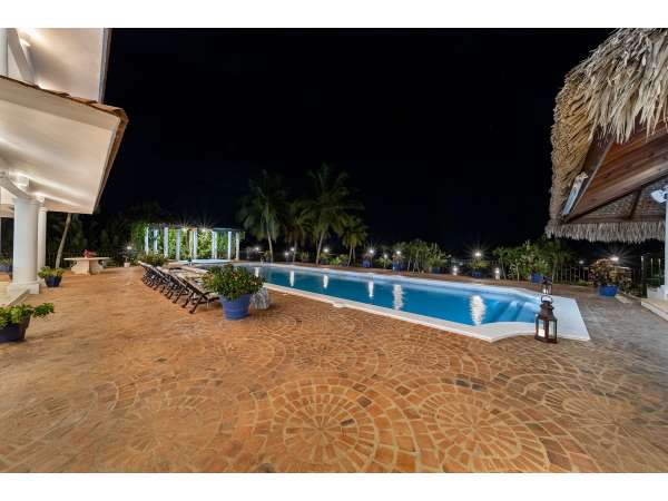 Stunning 6-bedroom Villa For Sale Inâ casa
