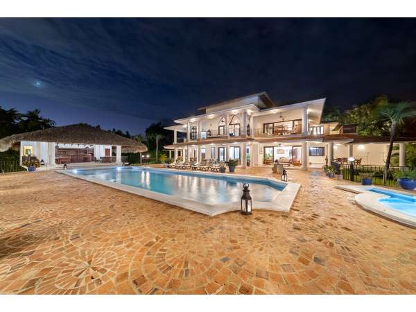 Stunning 6-bedroom Villa For Sale Inâ casa