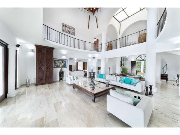 Stunning 6-bedroom Villa For Sale Inâ casa