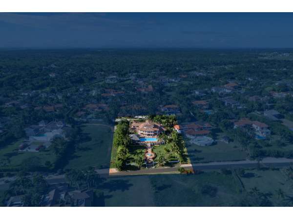 Stunning 6-bedroom Villa For Sale Inâ casa