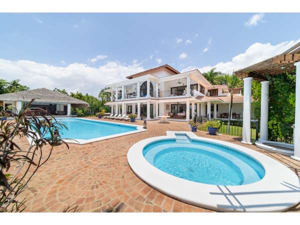 Stunning 6-bedroom Villa For Sale Inâ casa
