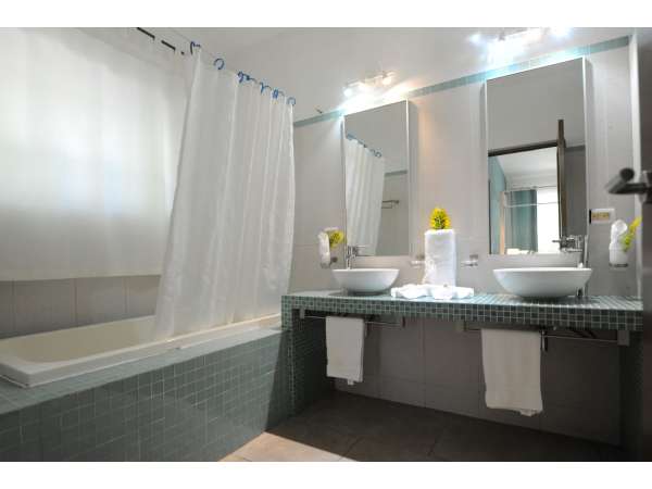 Infiniti Blu 2-bedroom Garden Condo With Pool