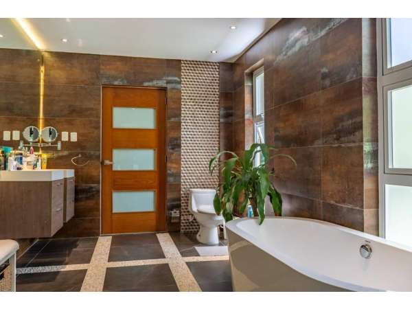 Gorgeous 4-bedroom Villa In Prestigious Pc Village